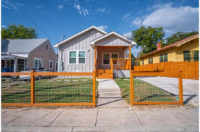 Lovely Charming 4BR2.5BA Near Downtowns Prime